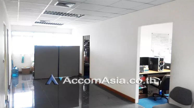  1  Office Space For Rent in Charoennakorn ,Bangkok BTS Wongwian Yai at Thai Virawat Building AA13351
